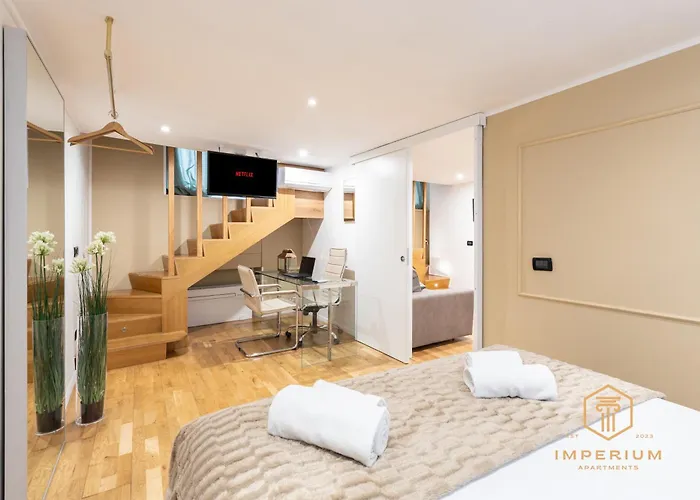 Teatro Pace Palace - Historic Center, Luxury Apartment, 3 Bdr, A-c